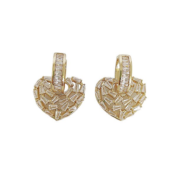 Brinco em banho de ouro 18k argola com pingente coração e zircônias baguetes