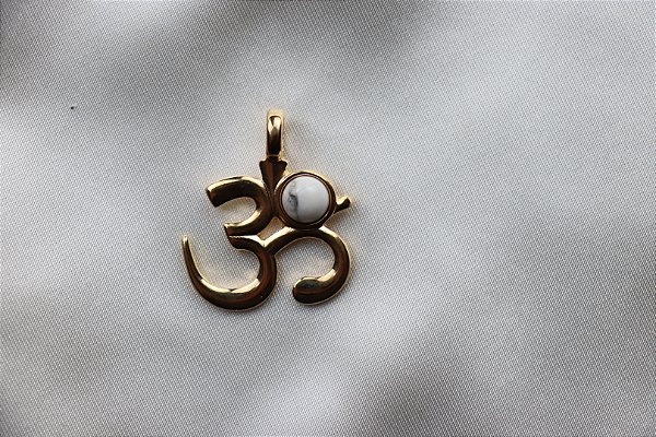Pingente ''OM'' - Folheado a Ouro - Hawlita Branca