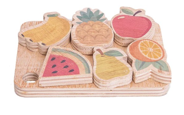 Frutas com tábua de madeira