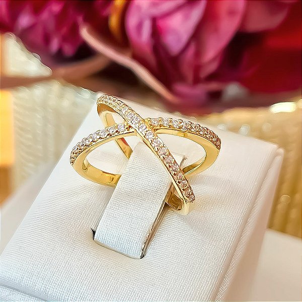 Anel design cruzado cravejado em zircônias