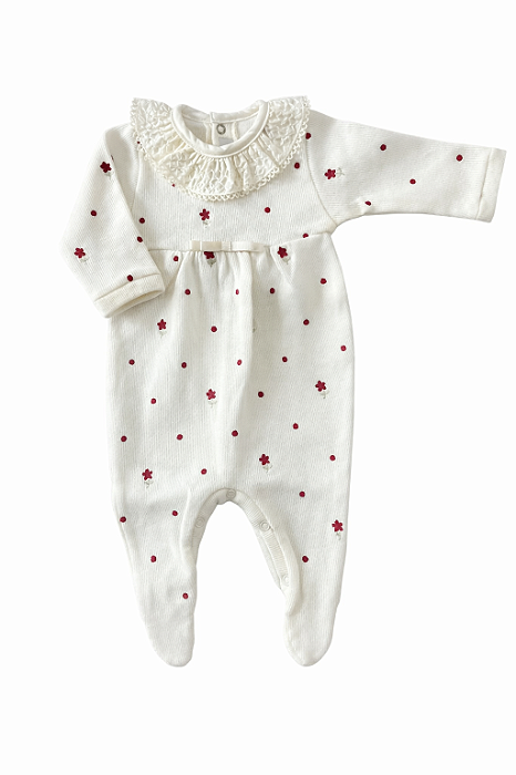 Macacão em Tricotil Off Gola Casinha Bordado Poá e Flor Vermelha