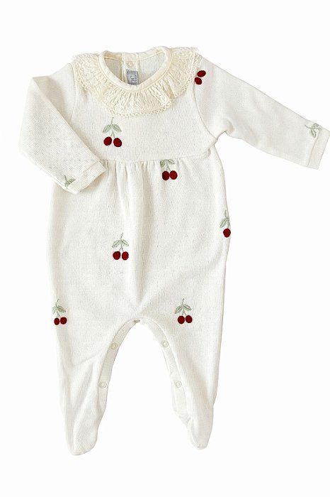 Macacão em Tricotil Off Gola Casinha Bordado Cerejinha