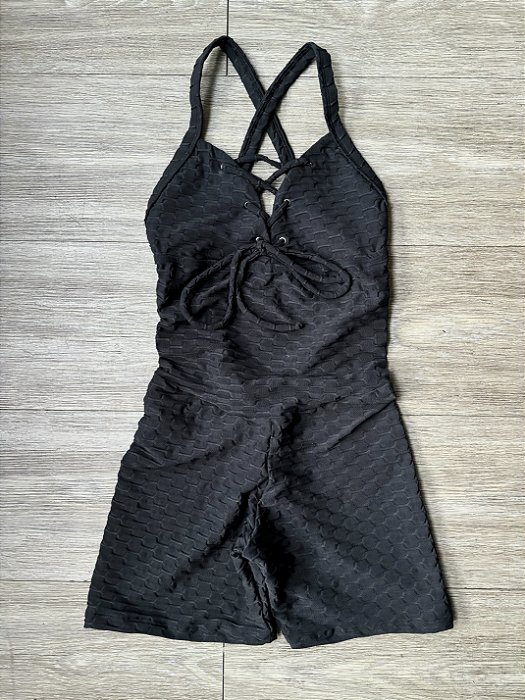 Macaquinho Ilhós Brocado Preto Empina