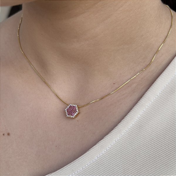 Gargantilha Pingente Hexagonal Cravejado Semijoias 18k - MC730