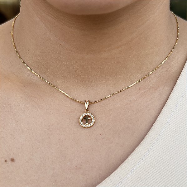 Gargantilha Pingente Cravejado com Crucifixo Semijoias 18k - MC766
