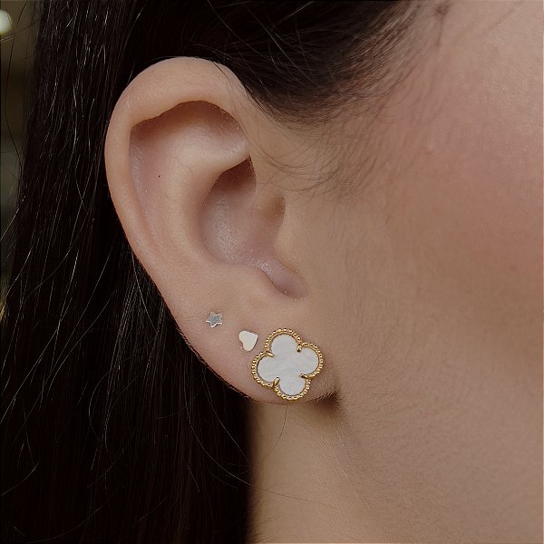 Brincos Trevo Branco Resinado Semijoias 18k - MB1013