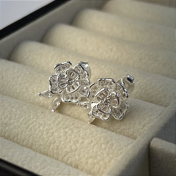 Brincos Flor Cravejados com Zircônias Prata 925 - BPR814