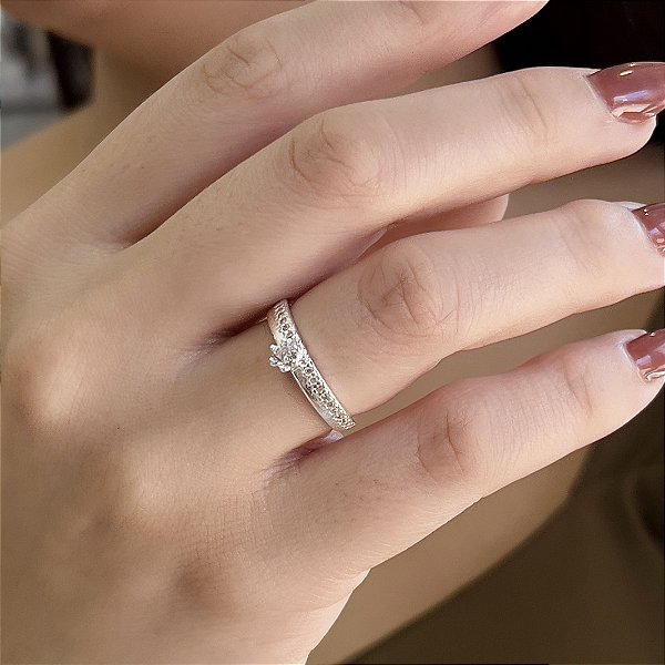 Anel Solitário Cravejado com Zircônias Prata 925 - APR250