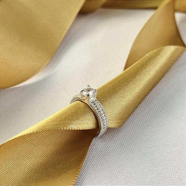 Anel Solitário Cravejado com Zircônias Prata 925 - APR294