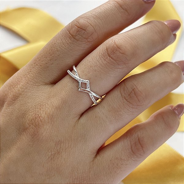 Anel Feminino com Zircônias Prata 925 - APR293