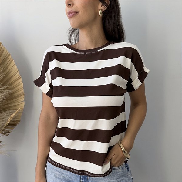 T-shirt Manga Japonesa Listrada Marrom Escuro