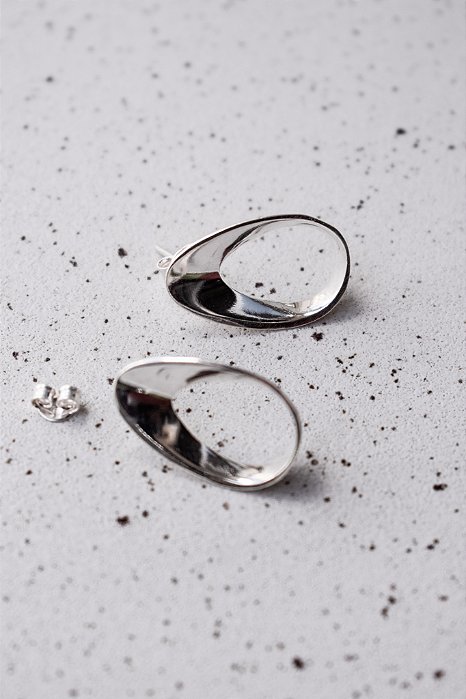 Brinco Oval Vazado Assimétrico