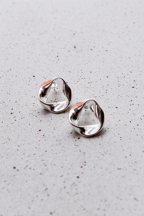 Brinco Triângulo Orgânico Torcido