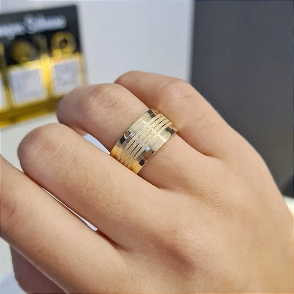 Par de Alianças 10mm Diamantada + Frisos Finos Centrais