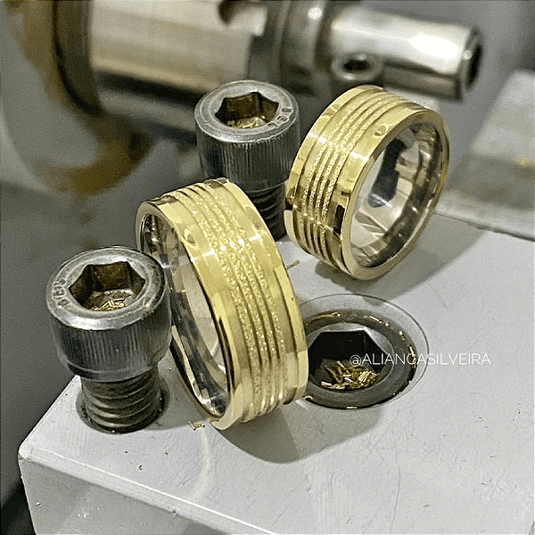 Par de Alianças 8mm Diamantada + Frisos Finos Centrais