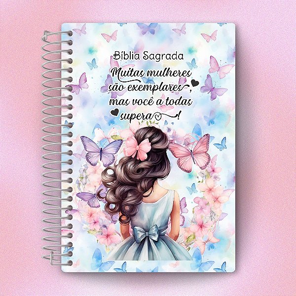 Bíblia Católica com Arame Personalizada - CNBB Nova Canção - Letra Pequena - Menina de Costas com Cabelo Cacheada com Borboletas