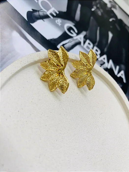 Brinco Flor Dourada Texturizada