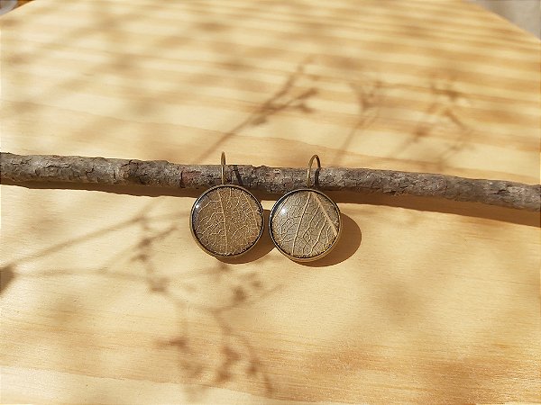 Brinco de folha moeda - base de metal na cor ouro velho