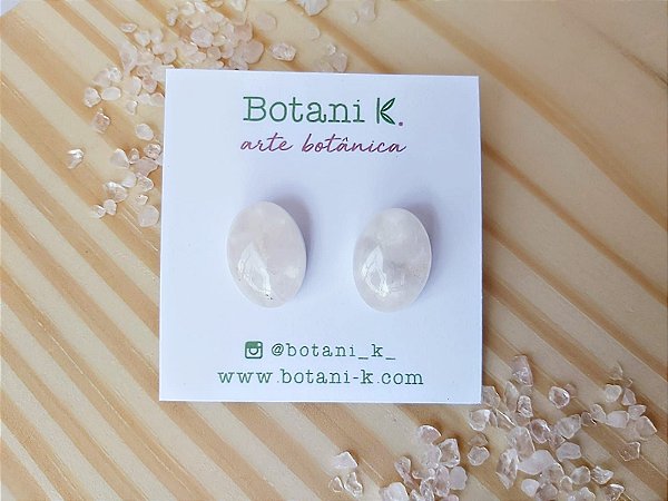 Brinco oval com quartzo rosa