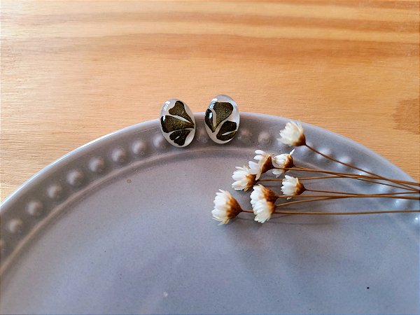 Brinco oval com arruda - fundo branco