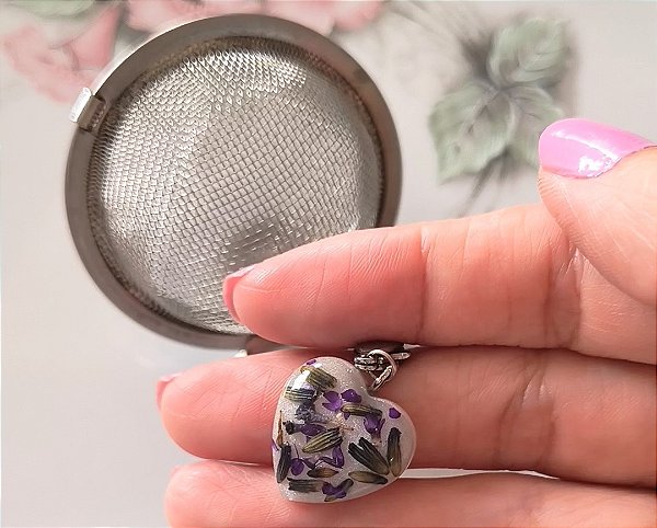 Infusor de chá com inflorescência se lavanda e pétalas de sempre viva roxa
