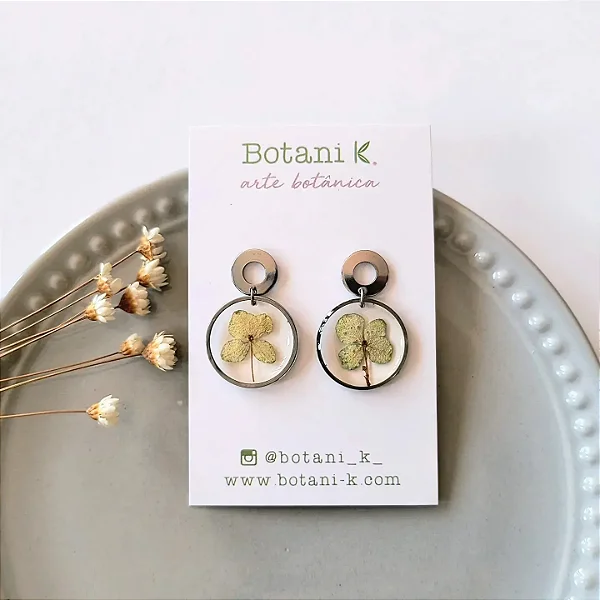 Brincos de hortênsia na resina