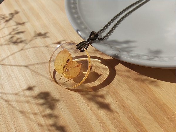 Colar de primavera laranja na resina