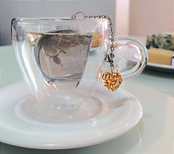 Infusor de chá com inflorescência de cosmos