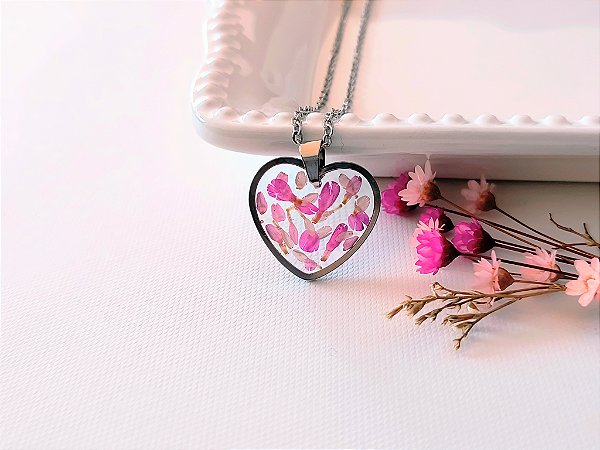 Colar coração com pétalas de sempre pink e rosa bebê na resina