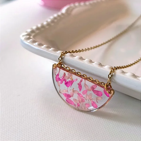 Colar meia lua com pétalas de sempre viva pink e rosa bebê