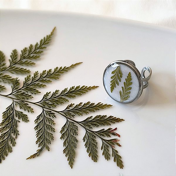 Anel com renda portuguesa na resina