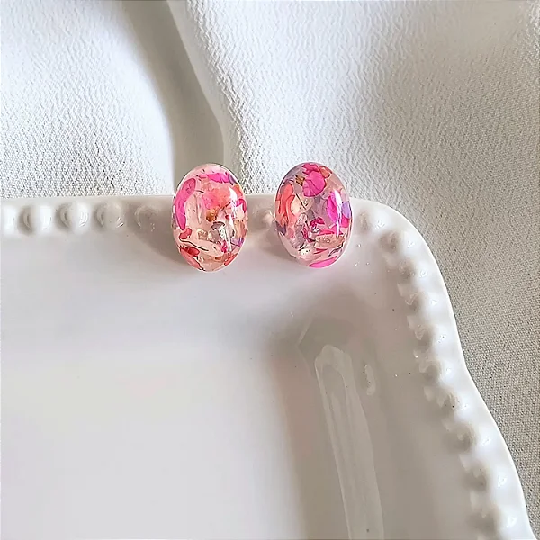 Brinco com pétalas de sempre-viva multicolorida
