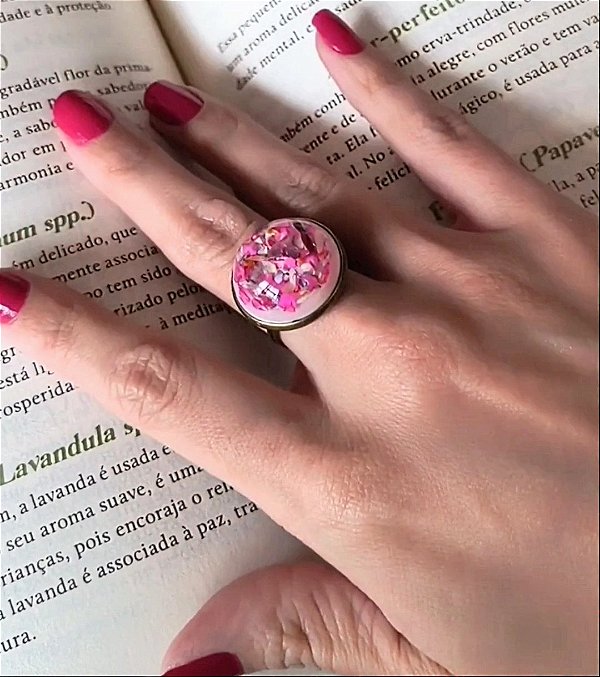 Anel com pétalas de sempre-viva multicoloridas na resina