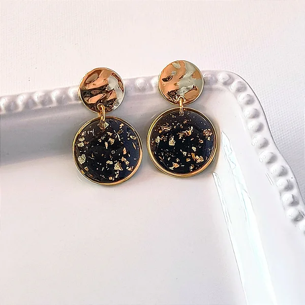 Brincos com folha de ouro e fundo preto translúcido