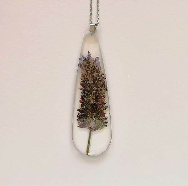 Colar lavanda na resina