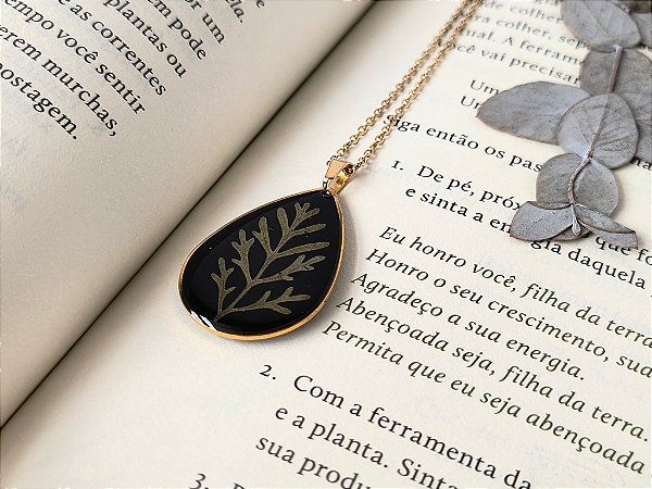 Colar gota com folha de lavanda multifida