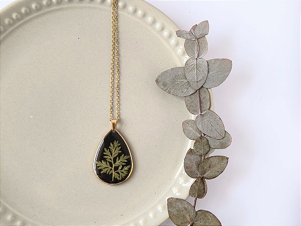 Colar gota com folha de artemísia (losna)