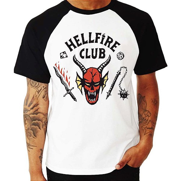 Camiseta Raglan Strange Things Hellfire tamanho adulto na cor branca com mangas pretas