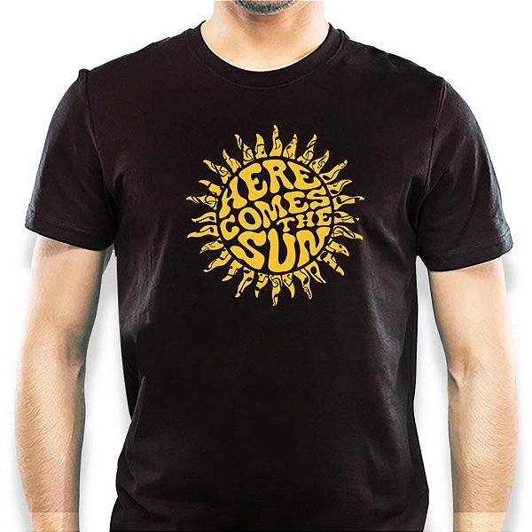 Camiseta Here Comes the Sun tamanho adulto com mangas curtas na cor preta