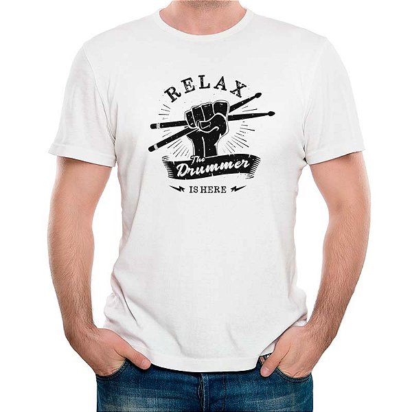 Camiseta Relax the Drummer is here tamanho adulto com mangas curtas na cor branca Premium