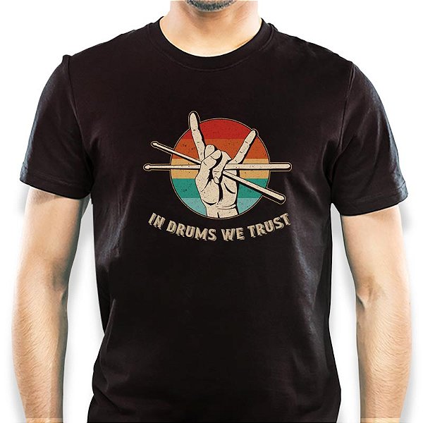 Camiseta In Drums We Trust tamanho adulto com mangas curtas na cor preta premium