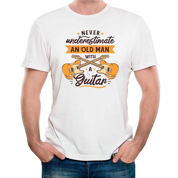 Camiseta Never Undersestimate an old man with a guitar tamanho adulto com mangas curtas na cor branca premium