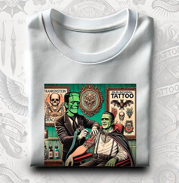 Camiseta Frankenstein tatuando Conde Drácula tamanho adulto na cor branca premium