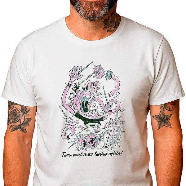 Camiseta eu toco mal mas tenho estilo Drums com mangas curtas na cor branca premium