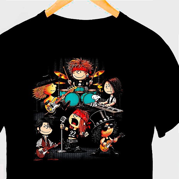 Camiseta Guns Integrantes Snoopy na cor preta com mangas curtas premium