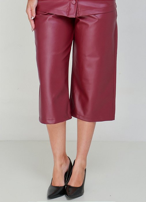 Calça Pantacourt Dani em Couro Sintético Premium