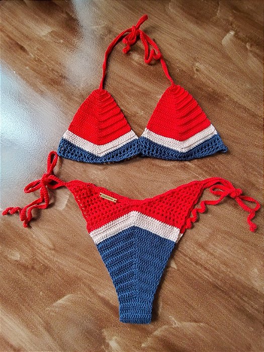 Biquíni vermelho, rosa e azul