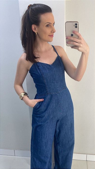Macacão jeans com alça regulável
