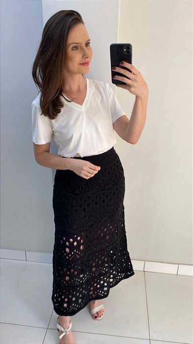 Saia midi preta de tricot em linha