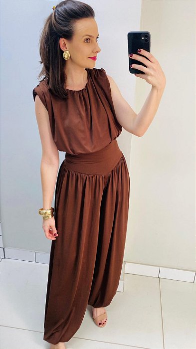 Macacão aladim marrom com ombreiras